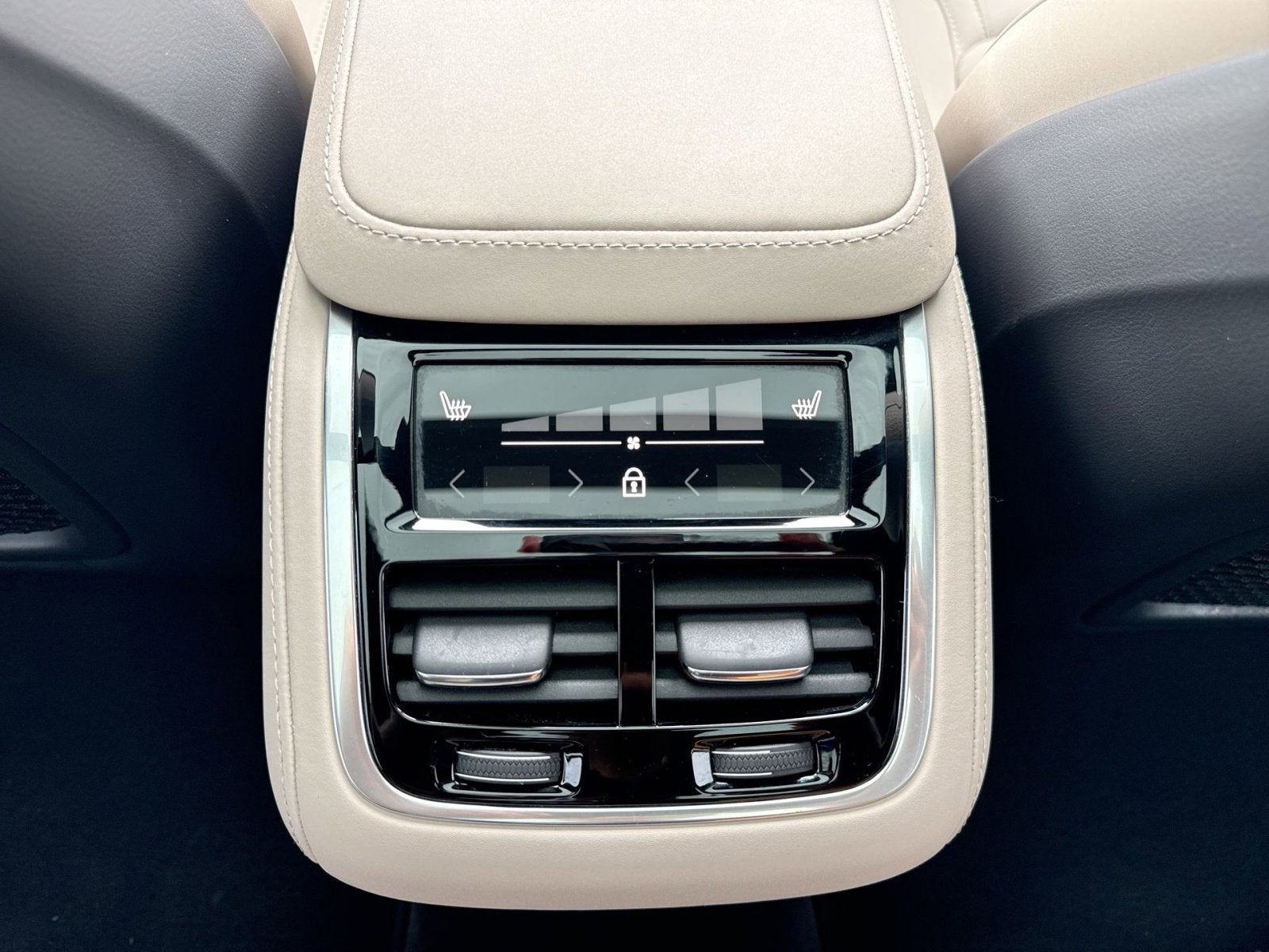 2025 Volvo XC90 B5 Plus