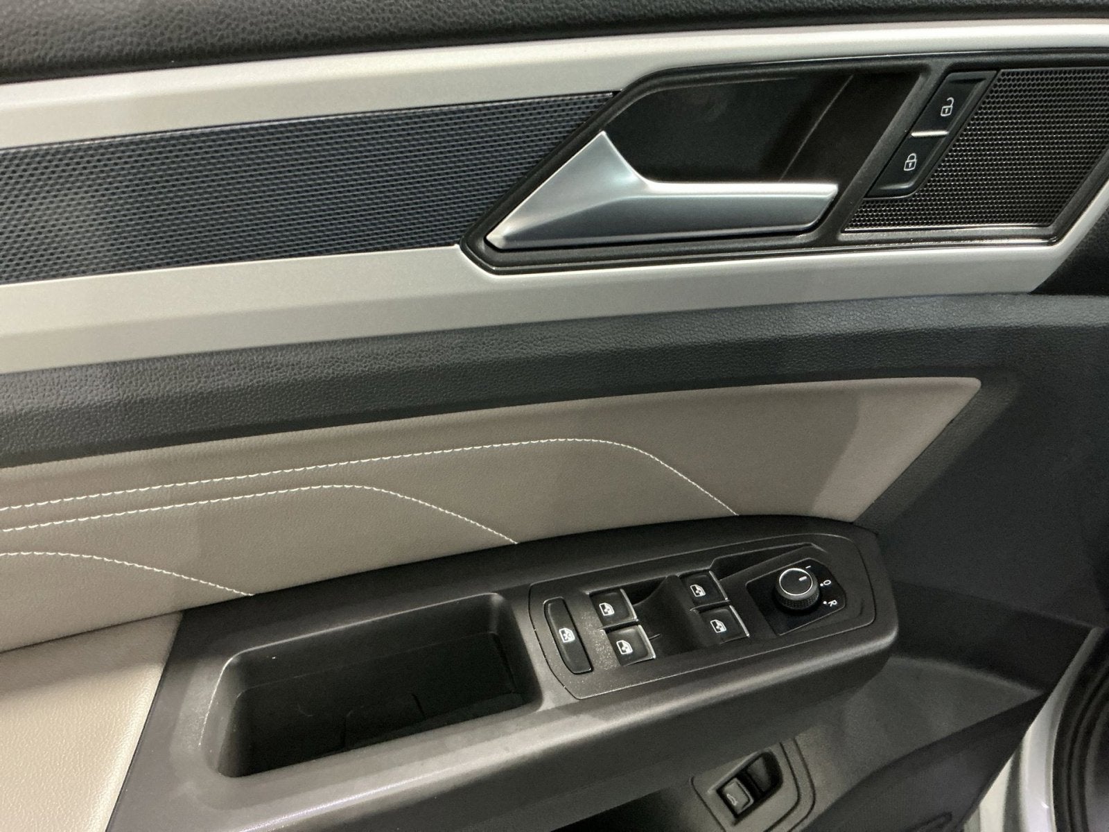 2023 Volkswagen Atlas Cross Sport 2.0T SEL R-Line Black