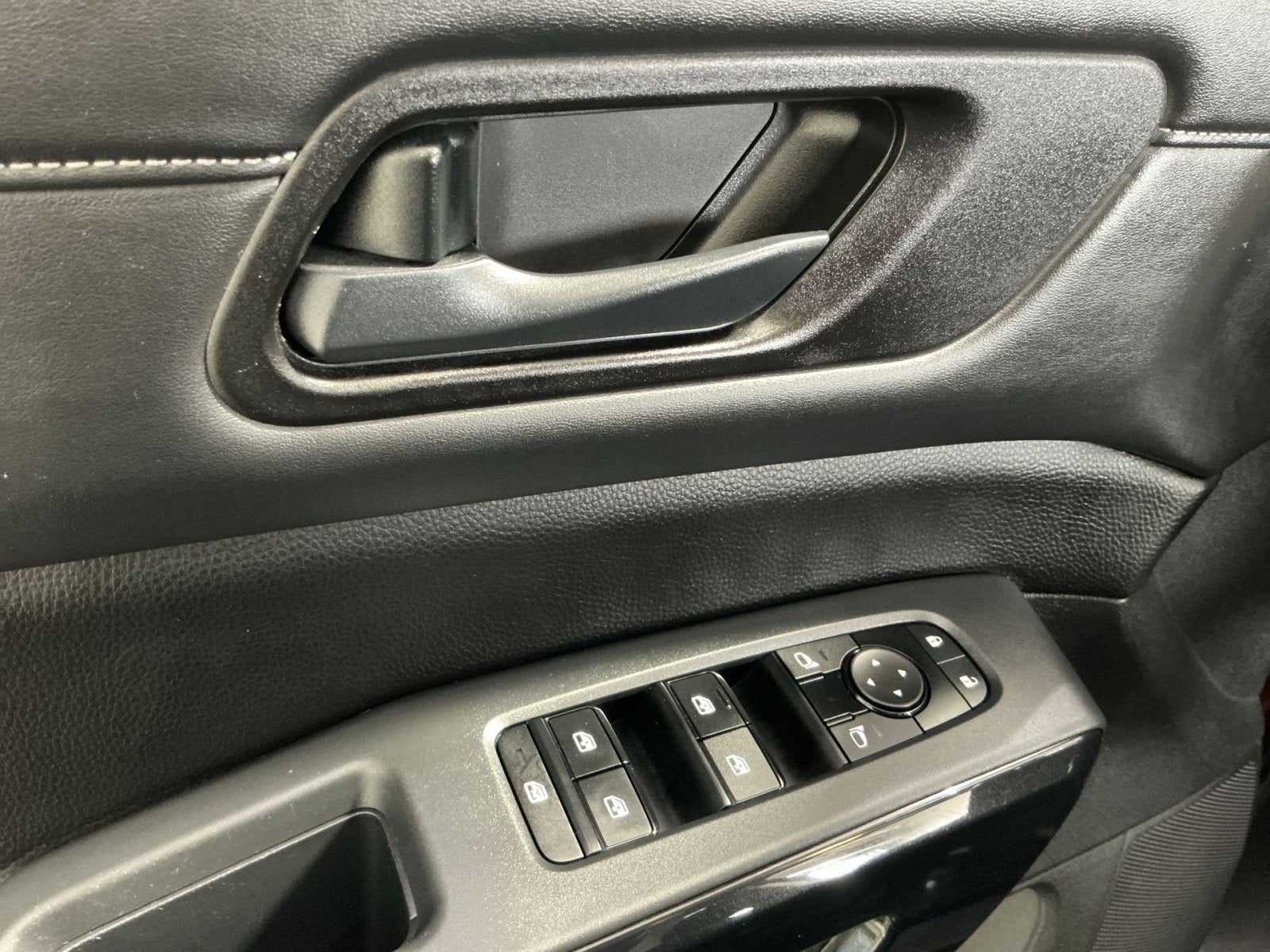 2023 Nissan Pathfinder SV